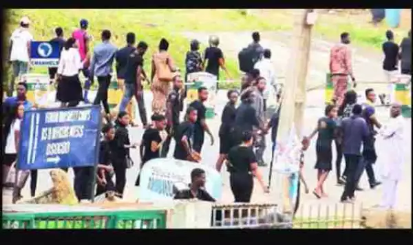 Breaking News: UNIOSUN Students Take To Streets Of Osogbo In Violent Protest Over Death Of Colleague